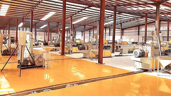 隆翔駿型材擠出機：高效率生產(chǎn)，塑造行業(yè)新模范